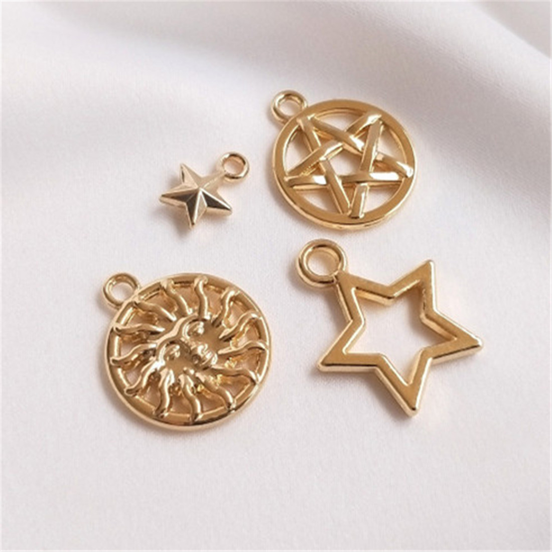 Charm Necklace Dainty - قلادات مصنوعة يدويًا من الذهب عيار