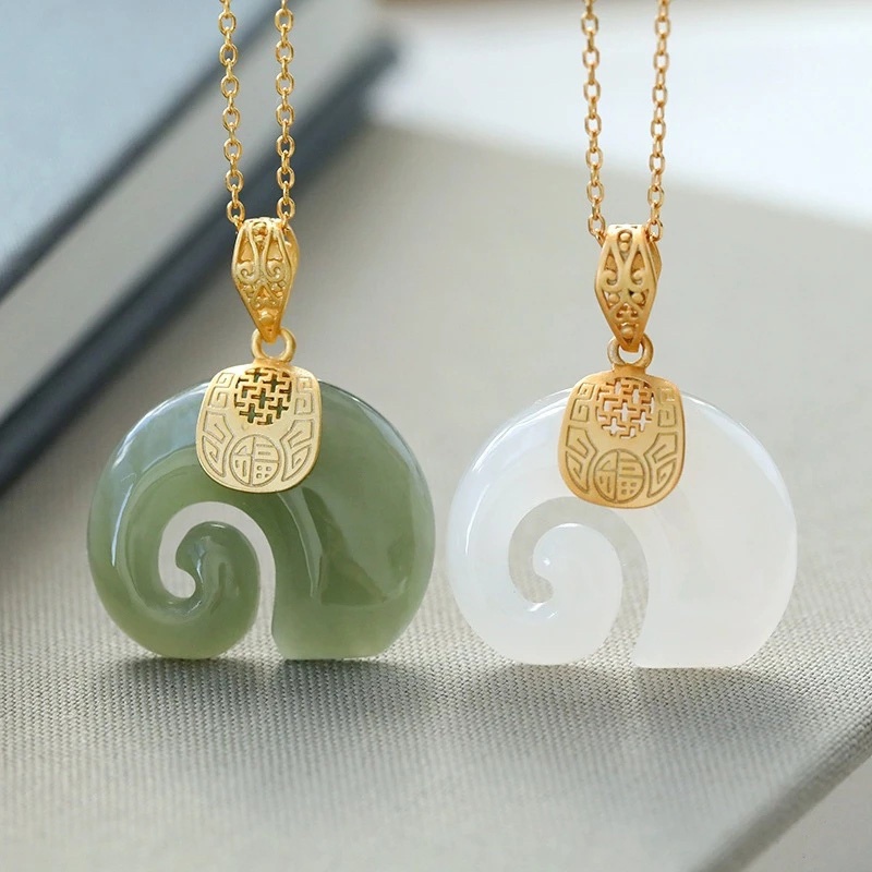 Charm Necklace Dainty - قلادة بوتيك من حجر اليشم الهيتي