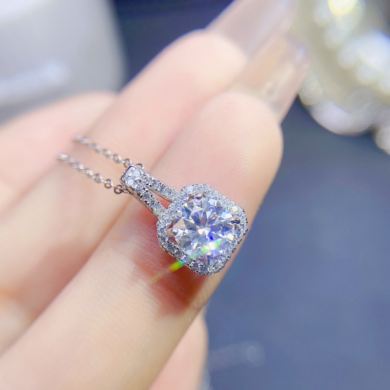 قلادة مويسانيت مربعة 0.5-2 قير - مراجعة Charm Necklace Dainty وسعره
