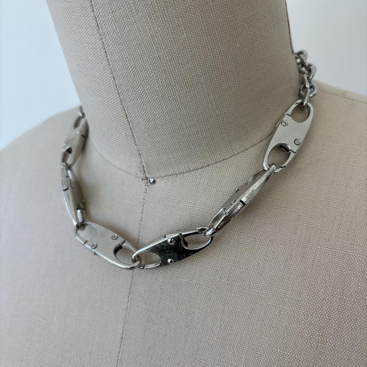 قلادة بسلسلة ومشبك على طراز ال - مراجعة Women'S Accessories In The 90S وسعره