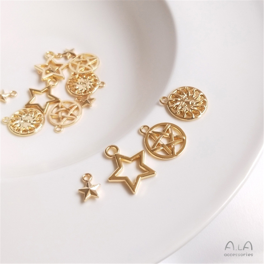 قلادات مصنوعة يدويًا من الذهب  - مراجعة Charm Necklace Dainty وسعره