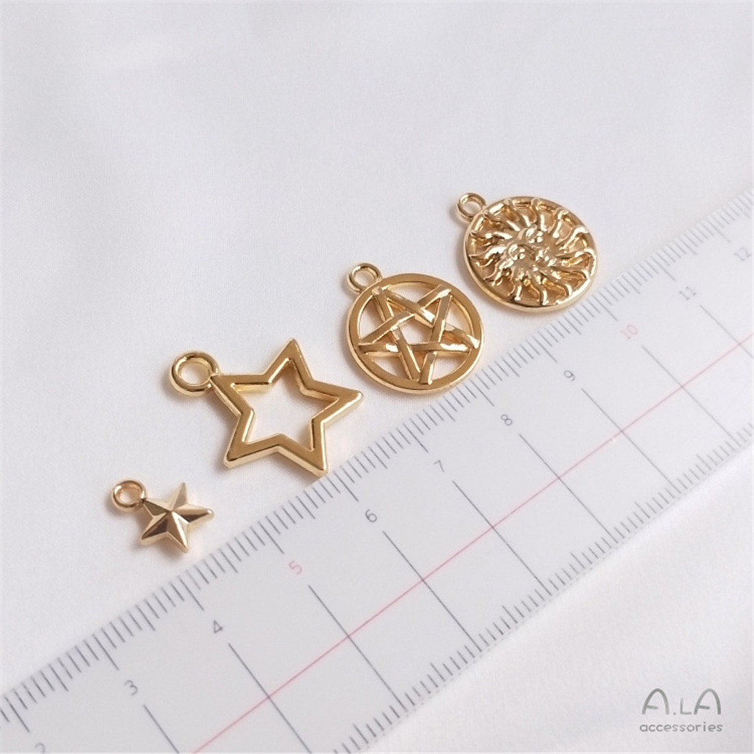 قلادات مصنوعة يدويًا من الذهب  - مراجعة Charm Necklace Dainty وسعره