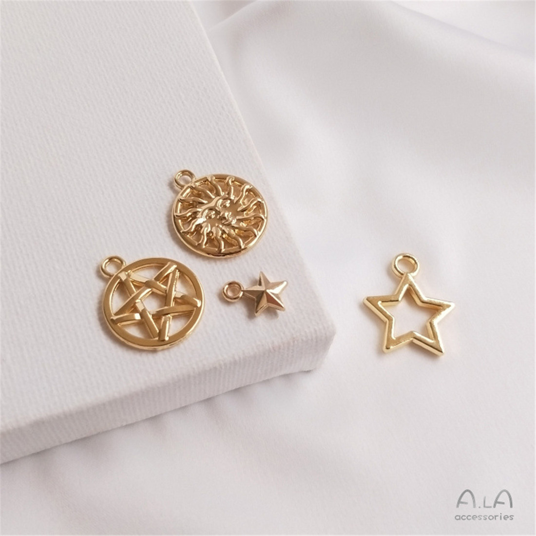 قلادات مصنوعة يدويًا من الذهب  - مراجعة Charm Necklace Dainty وسعره