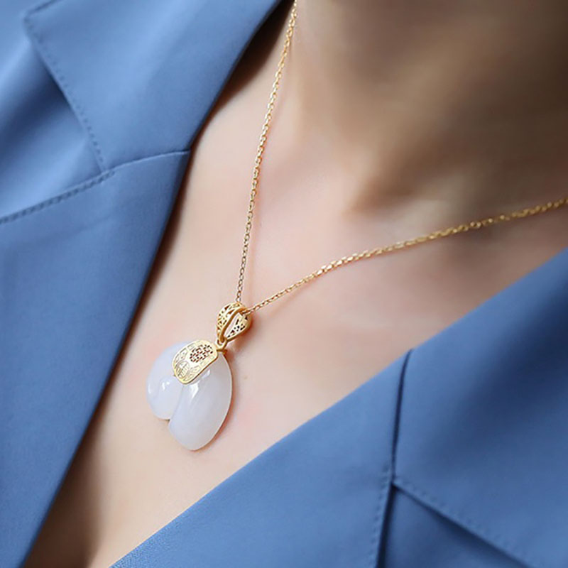 قلادة بوتيك من حجر اليشم الهيت - مراجعة Charm Necklace Dainty وسعره
