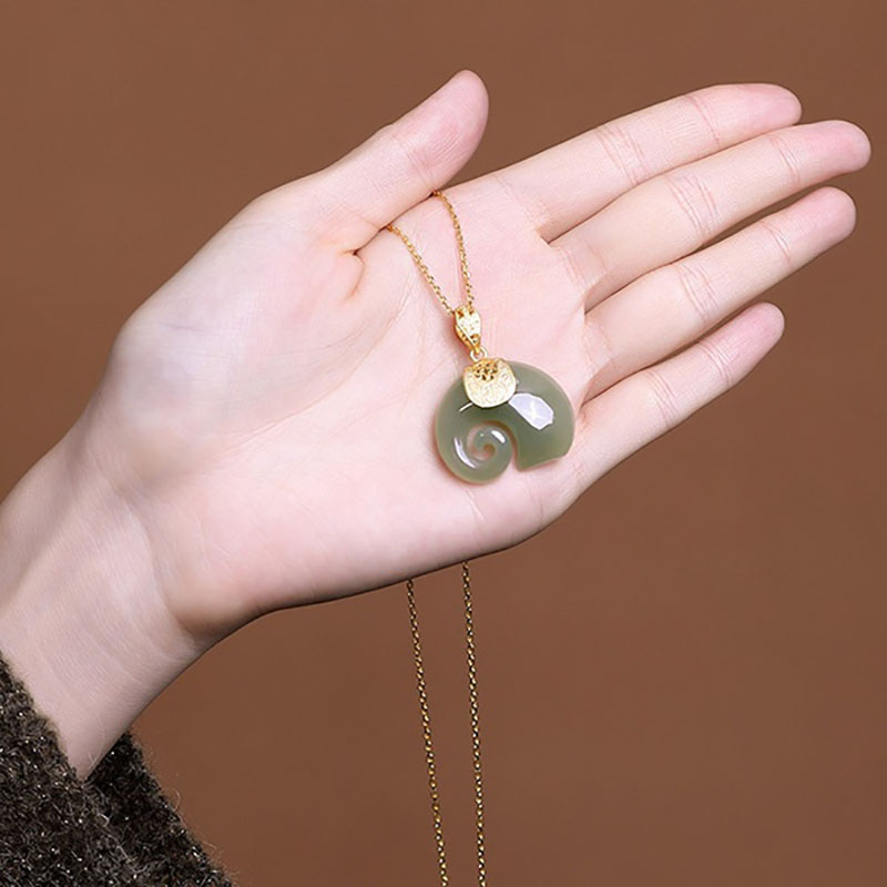 قلادة بوتيك من حجر اليشم الهيت - مراجعة Charm Necklace Dainty وسعره